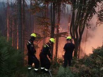 V Českom Švajčiarsku zostáva uhasiť menej ako desatinu rozlohy požiaru