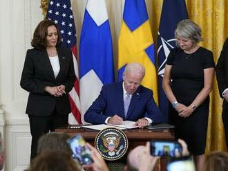 23. áno. Biden podpísal vstup Fínska a Švédska do NATO
