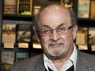 Rushdie je po útoku a operácii na ventilátore, zrejme príde o oko