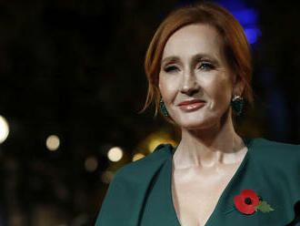 Vyhrážky smrťou J. K. Rowlingovej pod tweetom o pobodanom Rushdiem vyšetruje polícia