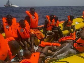 Po potopení člna pri gréckom ostrove sú nezvestné desiatky migrantov