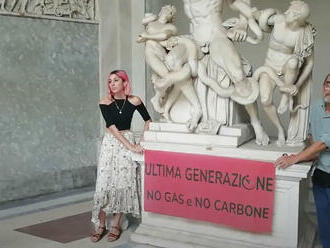Klimatickí aktivisti sa prilepili k soche Laokoóna vo Vatikánskych múzeách