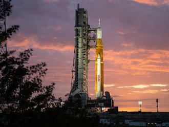 NASA pripravuje štart rakety SLS v rámci programu Artemis pre let na Mesiac