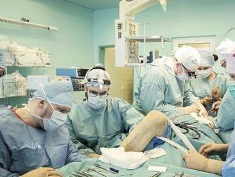 Video: Čo sa deje na operačnej sále? Ticho tam nie je! Čo počúvajú operatéri?