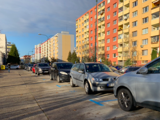 Petržalka pripravuje zákaz parkovania na chodníkoch a popri ceste