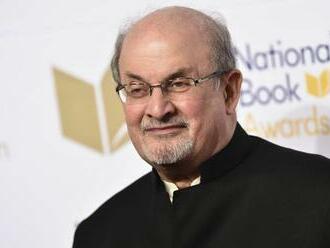 Rushdie už nepotrebuje pľúcnu ventiláciu a dokáže hovoriť