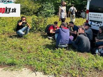 Dodávka cez most Márie Valérie previezla 28 nelegálnych migrantov: Pred policajtmi neunikli