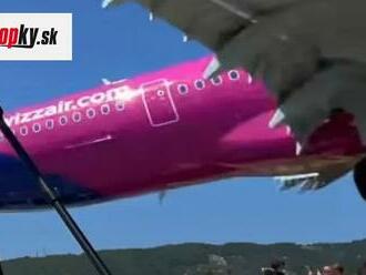 Dráma neďaleko pláže v Grécku: Pristávajúce lietadlo len tesne minulo hlavy dovolenkárov