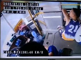 Záber, z ktorého tuhne krv v žilách: Mladý chlapec vypadol počas jazdy z autobusu!