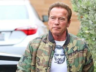 Terminátor Schwarzenegger je aj v 75 rokoch frajer: Jazda na bicykli s cigarou v ústach!