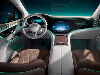 Prvý pohľad do interiéru nového Mercedesu EQE SUV je bez prekvapení. Dominujú mu displeje