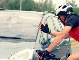 Britská vláda zvažuje ŠPZ a poistenie pre cyklistov. A tiež ich prísnejšie postihy za nehody