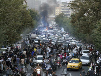 Protesty v Íránu od soboty nepřežilo 31 lidí včetně několika členů bezpečnosti