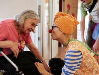Seniorům a nemocným dětem v Německu pomáhá zlepšit náladu 70 klaunů