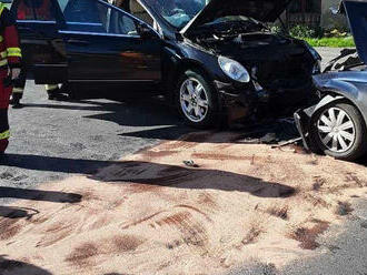 V Úštěku, v části Vědlice, zasahují složky IZS u dopravní nehody dvou osobních vozidel.
