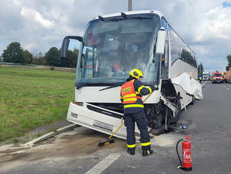 Hasiči zasahovali u nehody dvou vozidel a autobusu s dětmi v Dolní Suché, dvě z nich utrpěly zranění
