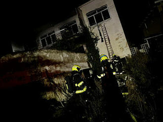 Při požáru vybydleného domu v Praze 8 hasiči zachránili dvě osoby