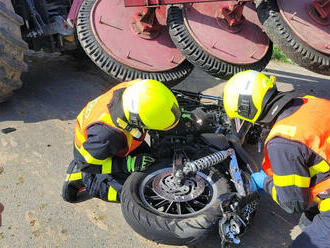 Pro zraněného motorkáře k obci Bravantice letěl vrtulník, hasiči poskytovali předlékařskou pomoc