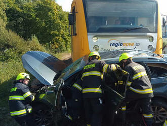 V Dolním Podluží zasahují tři hasičské jednotky u nehody osobního vozidla a vlaku. Jednu osobu…