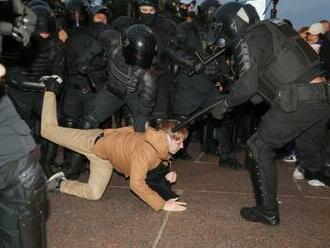 Rusi protestovali proti Putinovej mobilizácii, prokuratúra varuje pred vysokými trestami  