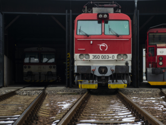Ekonomický newsfilter: Železnice môžu stavať rýchlejšiu trať do Rakúska a podporiť klesajúce štátne investície