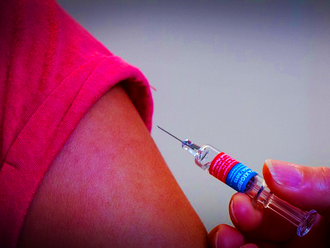 Opravdu máme tisíce mrtvých po vakcínách proti covidu-19? Fakta jsou jasná.