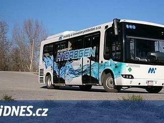 Slovenská firma představila autobus na vodík, vypomáhá si elektřinou ze zásuvky