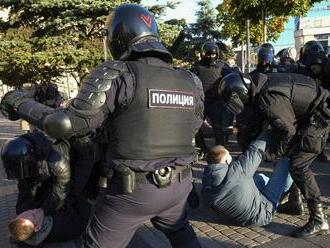 Protesty proti mobilizácii v Rusku pokračujú, zatkli už stovky ľudí