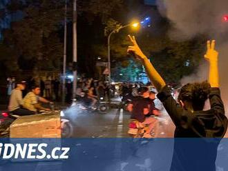 Íránské protesty jsou masové. Proti hidžábům je polovina populace, říká expert