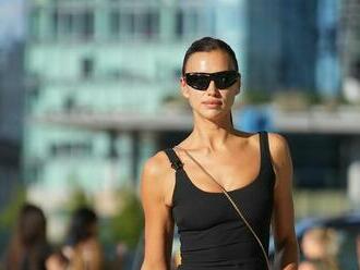 Ruská krása v Miláne? Irina Shayk je ako magnet, v čiernych mini ovládla ulice