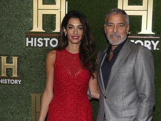 Clooneyho Amal v červenej čipke - hotový magnet večera. A čo Julia Roberts? Zostala v jej tieni