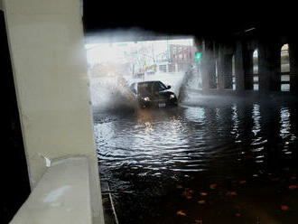 Mesto Rijeka po daždi zaplavila voda, zahynul jeden človek