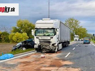 Pri nehode v Komárne zomrel policajt  : FOTO Detaily tragédie, auto odrazilo rovno pod kamión