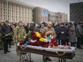 Problémy s pochováváním zabitých vojáků jsou i na Ukrajině, píše tisk