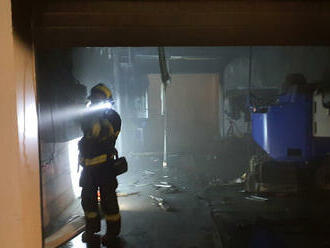 Milionové škody vznikly při požáru rolby v Brně, prostory odvětral výkonný přívěsný ventilátor