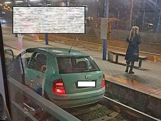 FOTO: Žena v Ostravě se zasekla v kolejišti tramvají. Vedla ji tam navigace