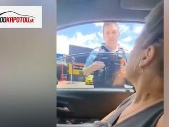 VIDEO: Odmietla vydať doklady od auta. Pozrite sa, čo urobil policajt