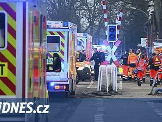 Útočník v německém regionálním vlaku zabil nožem dva lidi, pět zraněných