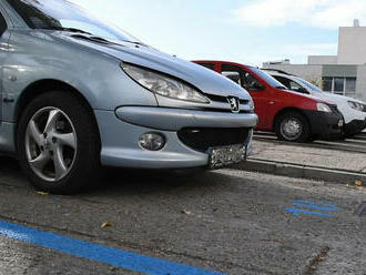 Petržalka plánuje častejšie odťahovať zle parkujúce autá. Chce sa aj zbavovať vrakov