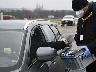 Ľudia s covidom mohli v Česku voliť priamo z auta: Záujem bol dvojnásobný