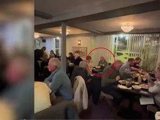 Žena neverila svojim očiam, keď to uvidela: Na videu z reštaurácie bol jej mŕtvy manžel!