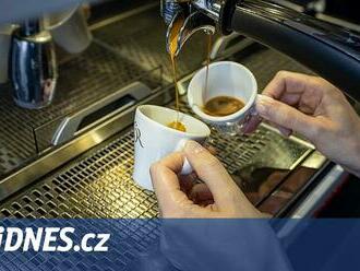 Spotřeba kávy opět převyšuje produkci. Češi nejraději holdují té instantní