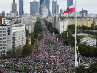 Na predvolebnej demonštrácii v Poľsku sa zúčastňuje zhruba milión ľudí