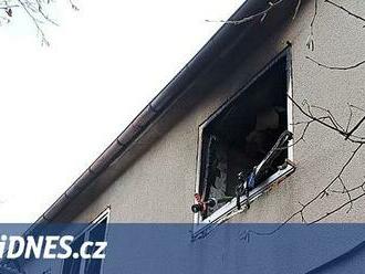 V bytě na Příbramsku hořel ráno dětský pokojíček, jeden dospělý se popálil