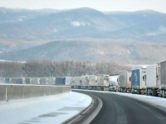 Kamióny čakajú na hranici s Ukrajinou až desať dní. Blokáda trvá už takmer mesiac