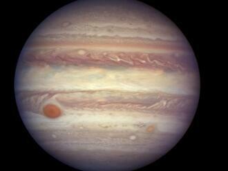 Astronomové objevili 12 nových měsíců kolem planety Jupiter