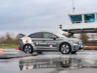 Instruktoři bezpečné jízdy testovali nové postupy za volanty elektromobilů Škoda Enyaq