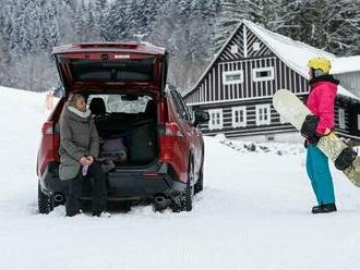 Lyže, snowboard či běžky v autě? Pozor na pokuty a bezpečnost