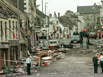Britská vláda nariadila vyšetriť útok v Omaghu s 29 obeťami spred štvrťstoročia