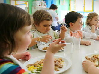 Školské obedy 'zadarmo' sa vracajú. Rodičia musia o dotáciu požiadať
